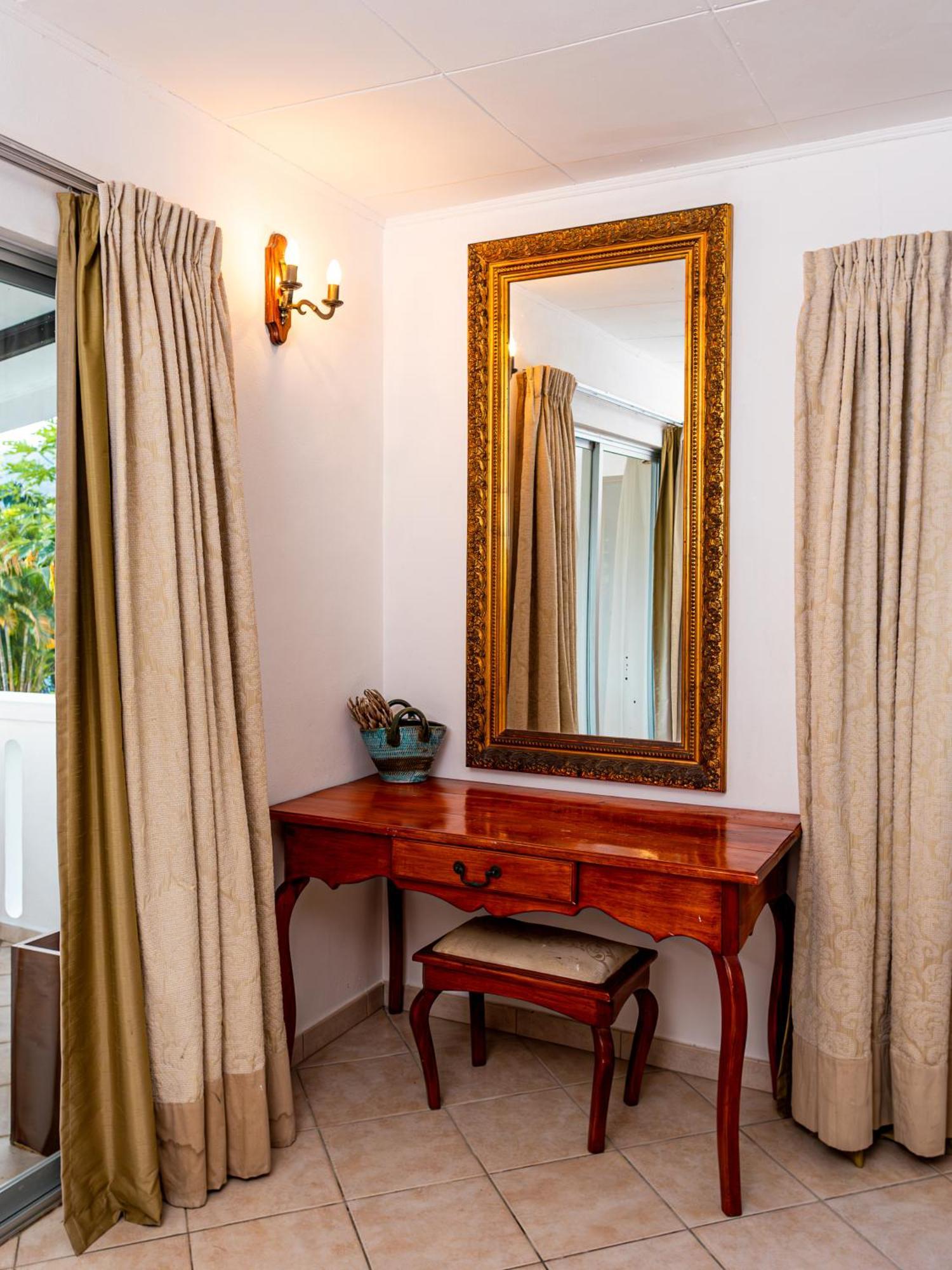 Bottle Palm Villa Виктория Экстерьер фото